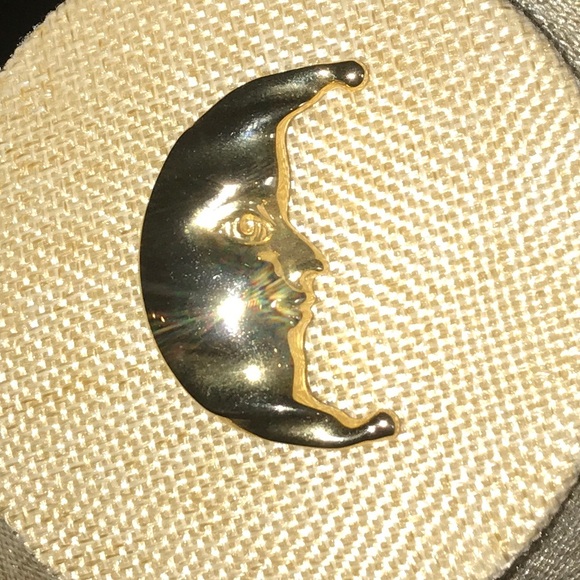 Jewelry - ❤️ Gold Half Moon Brooch